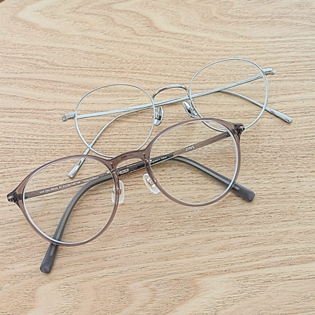 ブラウンのフチの眼鏡と、シルバーのフチの眼鏡