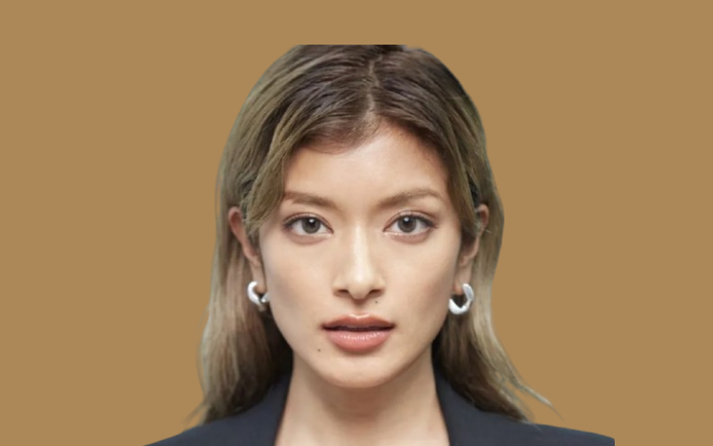 ローラ、ベージュ背景