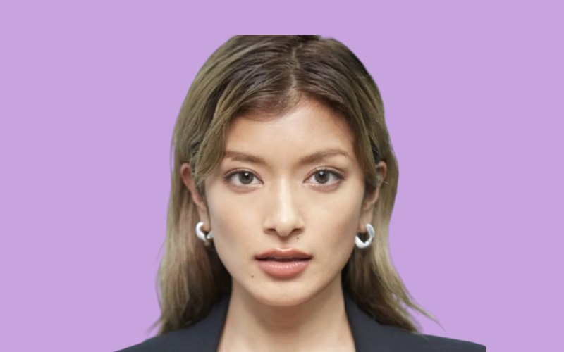 ローラ、ラベンダー色の背景