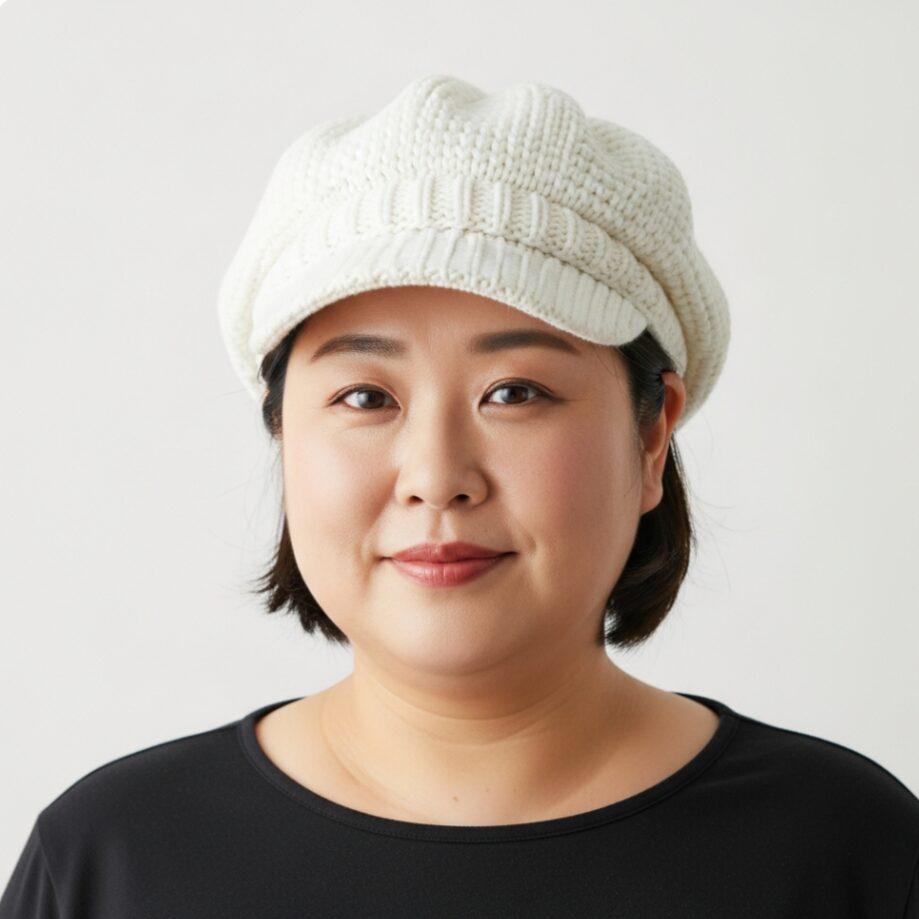 下膨れの女性が、小さめニット帽をかぶっている